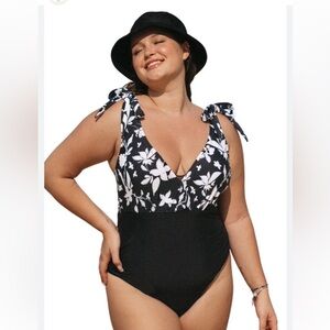 Glowbeam 1 Piece Ruched Black and White Swimsuit Size 1X Tummy Control NWT